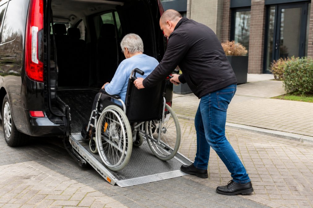hulp-bij-instappen-rolstoelvervoer-stap-voor-stap-1786587089