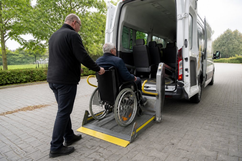 is-rolstoeltaxi-met-lift-de-investering-waard-1787892695