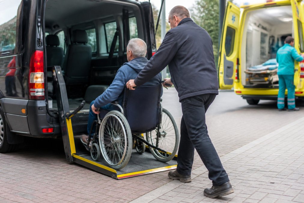 rolstoeltaxi-boeken-voor-spoedgevallen-1787467538